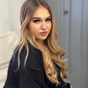 Mihaela, Babysitter în Florești