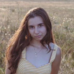 Damaris, Babysitter în Bistrița