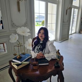 Alexandra, Babysitter în Sîntandrei