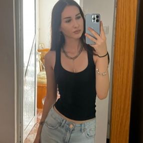 Delia, Babysitter în Mioveni